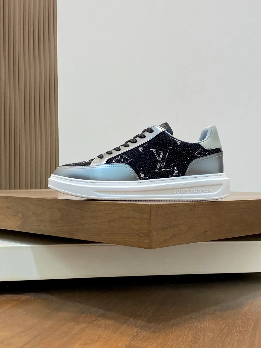 Men's shoes 💰760¥ ••New arrivals•• 2025FW•LV TRAINER hot diamond starry 💎retro sneakers! Lou* V～Made in Wanduan️original and authentic goods! Original imported top-grade anti-velvet cowhide • Hot-stamped imported Czech diamonds 💠 Fabric mesh lining for feet ➕ Original TPU combination sole ~ Lasting technology • Comfortable and durable!  Size: 38-44 (Male 45 46 customized)
